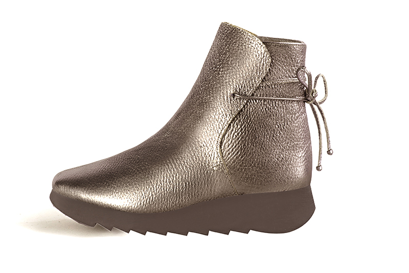 Bronze beige women's ankle boots with laces at the back. Square toe. Low rubber soles. Profile view - Florence KOOIJMAN